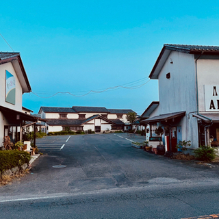 テナント様募集あとひと区画のみ、9つの個性ある店舗で構成された商...
