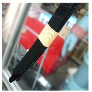 札幌【弓道 弓 14kg グラスファイバー 桂シリーズ 四】七尺三寸 並寸 黒 握り革付き トンボ柄 蜻蛉柄 勝ち虫柄 和弓 弓具 本郷通店の画像