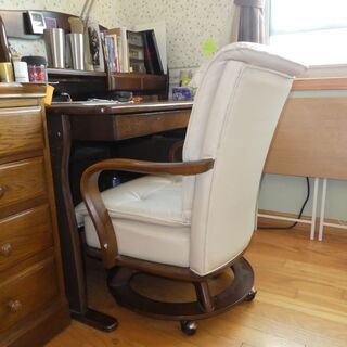 キャスター付きオフィスチェアーの画像