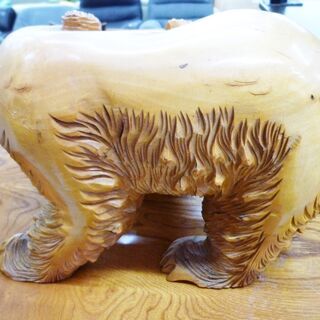 木彫り クマ 全長36×高さ23cm オブジェ 置物 インテリア 飾り物 咥え鮭 熊 苫小牧西店の画像