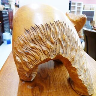 木彫り クマ 全長36×高さ23cm オブジェ 置物 インテリア 飾り物 咥え鮭 熊 苫小牧西店の画像