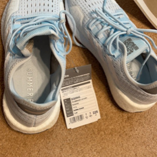 adidas運動靴の画像