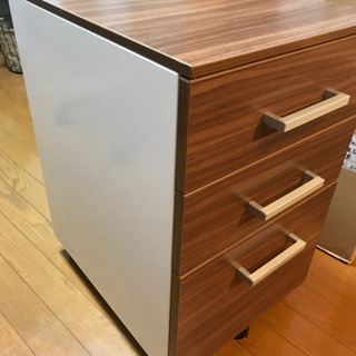 美品　３段木目調　キャスター付き棚の画像