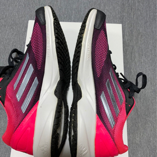 adidas ランニングシューズの画像