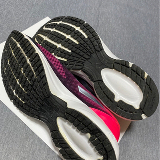 adidas ランニングシューズの画像