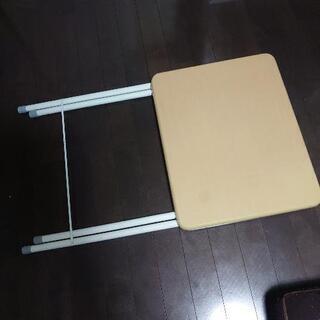 折りたたみデスクの画像