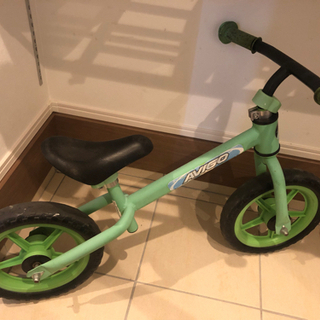 ストライダー(みたいな物)、三輪車、スパイク靴　3点セットの画像