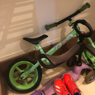 ストライダー(みたいな物)、三輪車、スパイク靴　3点セットの画像