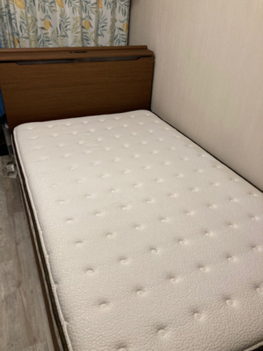 ニトリ　宮付き（コンセント有）セミダブルベッド