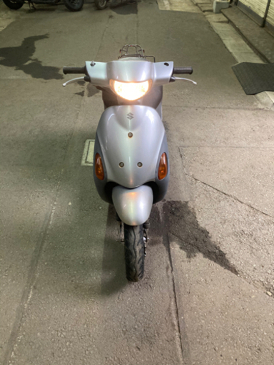 レッツ　４　シルバー　オートバイ　バイク