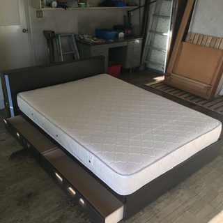 ダブルベッド　間接照明付き　綺麗です！