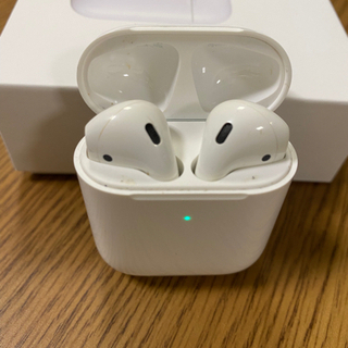 【中古】AirPodsフルセット＝充電ケース、イヤフォン本体、カバーケースの画像