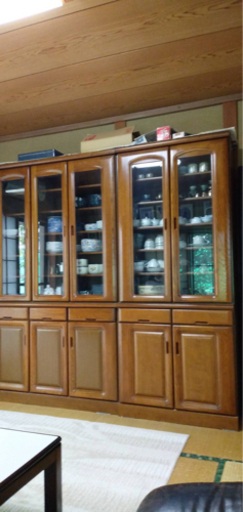 綺麗な食器棚　3列と2列に分列可能。