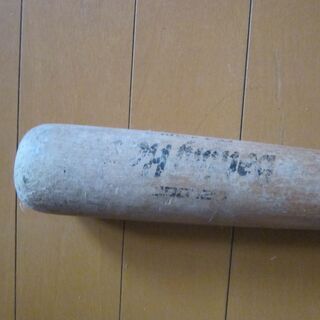 少年野球バット＋ボール２個　100円　（木製）の画像