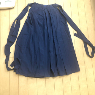 弓道用袴、行灯袴(スカート状)、紺色、刺繍なし、女性用、24号？