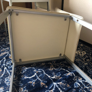 シンプルなダイニングチェア2脚の画像