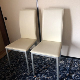 シンプルなダイニングチェア2脚の画像