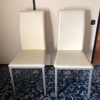シンプルなダイニングチェア2脚の画像