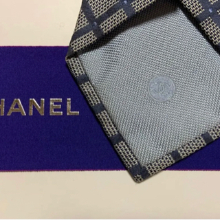 CHANEL ネクタイ チェック柄の画像