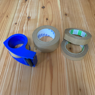 テープカッター付きガムテープとテープ