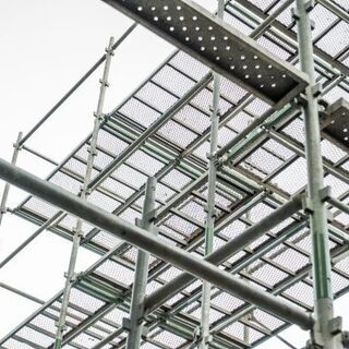 日給12,000～　【急募】足場鳶、足場仮設補助スタッフの画像