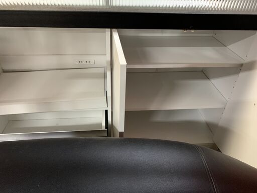 ◎バタフライキッチンカウンター　ホワイト　両面タイプ　脚に破損有　シミも有　ガラス戸もありおしゃれです！◎