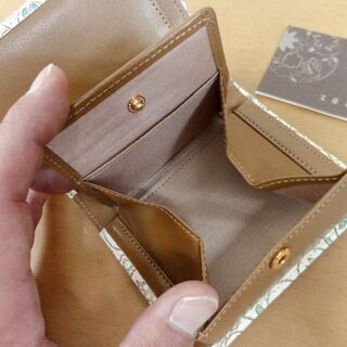 未使用 文庫革　花柄　二つ折り財布　播州姫路革細工　牛革型押し　手彩色　札幌 中央区の画像