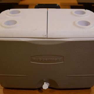 Rubbermaid 大型 クーラーボックス 古いが使える。一部...