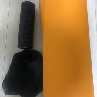 【未使用】ヨガマットと筋膜リリースローラーの画像