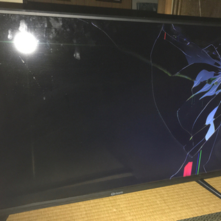 画面が割れたTVの画像