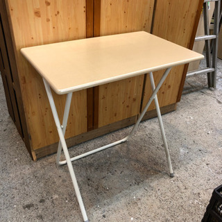美品‼️テーブル✨折りたためます❣️学習机、アウトドアなどに✨
