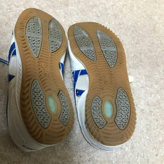 （お譲り先決まりました）上履き　asics 24センチの画像