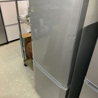 ◎三菱　2ドア冷凍冷蔵庫　146ℓ　トレーにヒビ有　前面にヘコミ・汚れあり◎