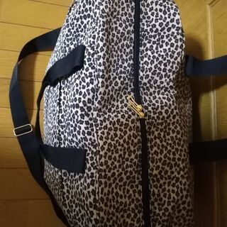 ボストンバッグ　大型　ツーウエイ　ヒョウ柄　とも布大きいトートバッグ付き　未使用　ナイロン地の画像