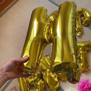 誕生日のバルーンなどハッピーバースデーの画像