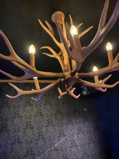 鹿の角をデザインした木製のシャンデリア
