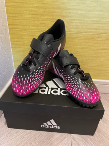 《新品未使用》adidas トレーニングシューズ　サッカー　kids