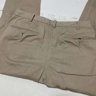 ベージュチノパンの画像