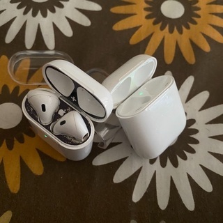 Airpods 2 とairpods 1(ケースのみ)(中古)の画像