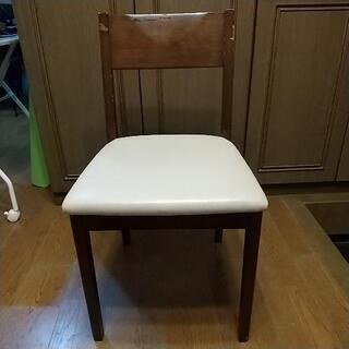 木製椅子の画像