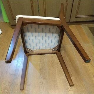 木製椅子の画像