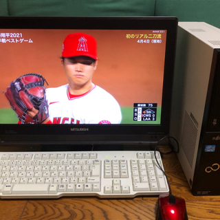 パソコンとテレビ一式の画像