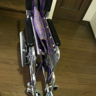 ノーパンクタイヤの車椅子の画像