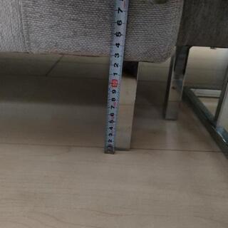 ソファー、オットマン、サイドテーブル、クッションの画像