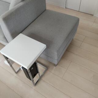 ソファー、オットマン、サイドテーブル、クッションの画像