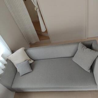 ソファー、オットマン、サイドテーブル、クッションの画像