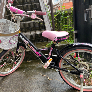 ピンクの保育園年中から小学低学年程までの三輪車