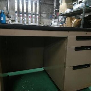 スチール机をお渡し致します