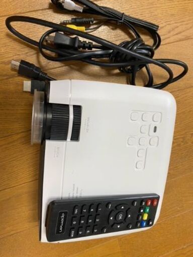 プロジェクター本体＆75インチスクリーン＆スタンド＆スクリーン用突っ張り棒