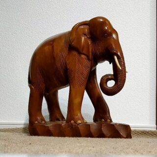 木彫りの象　飾りの画像